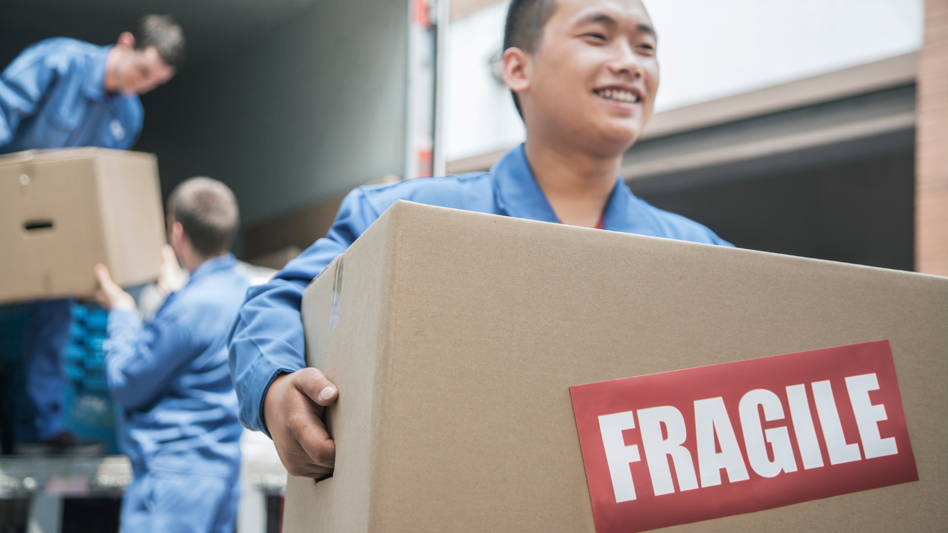  Compare moving companies and get free quotes from top movers and packers in Dubai : '' 